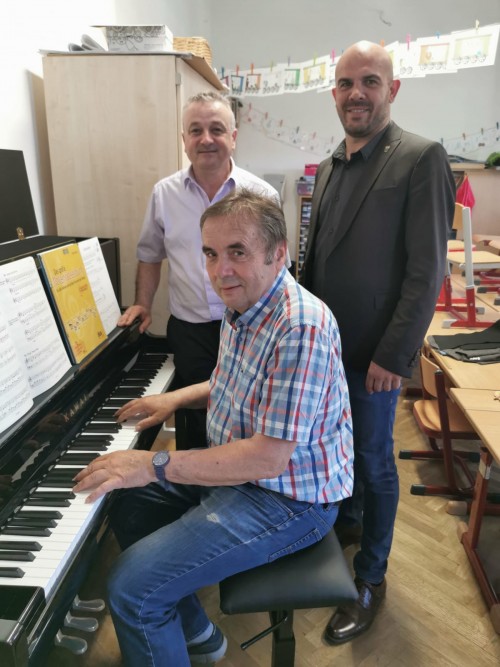 Ein neues Klavier für die Musikschule Buchschachen